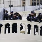 Agentes tratan de defender el Capitolio