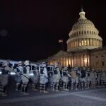La Guardia Nacional se forma a las afueras del Capitolio de los Estados Unidos después de que seguidores de Donald Trump irrumpieran en el recinto durante unas protestas hoy, en Washington (Estados Unidos).