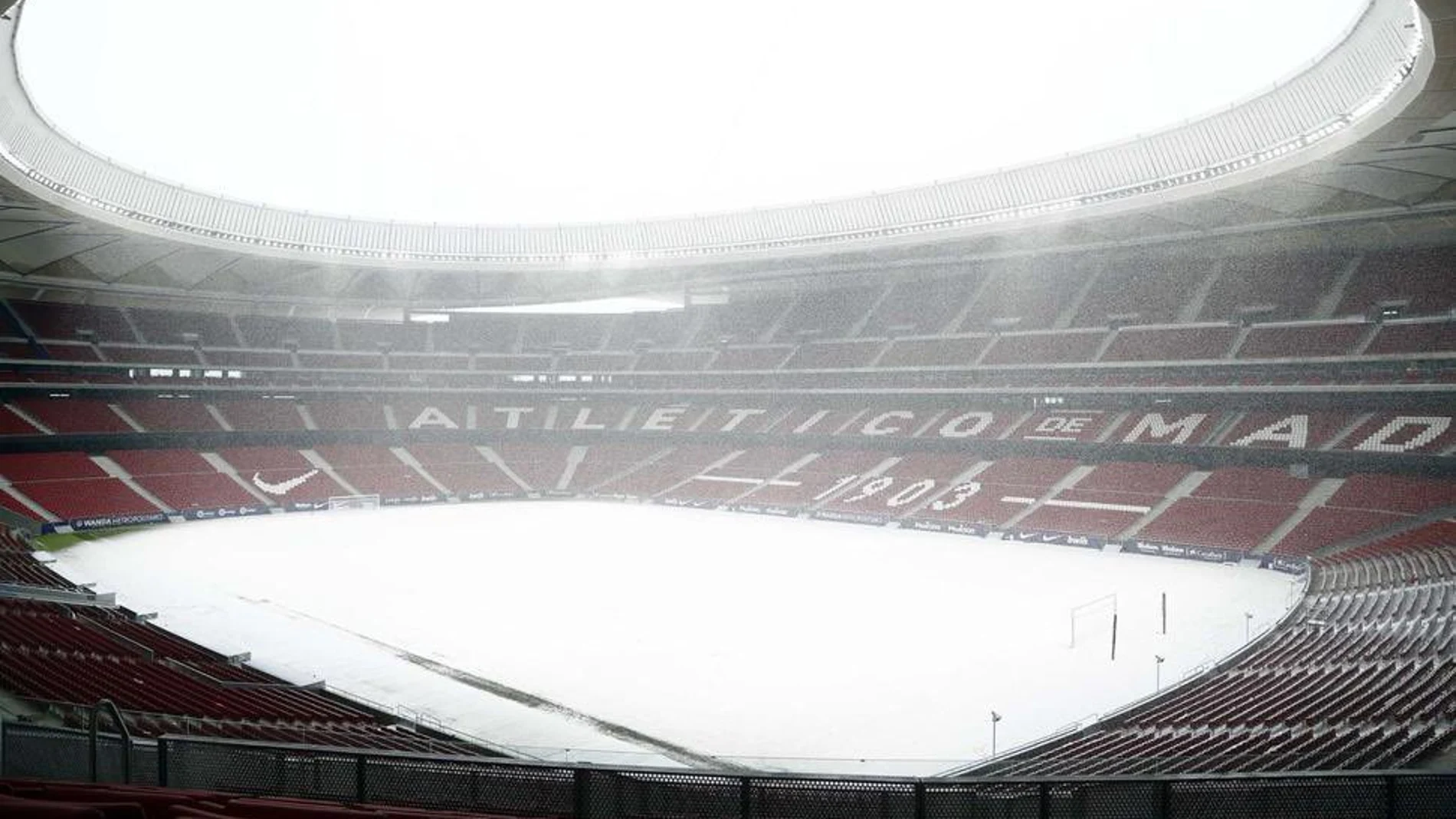 El Wanda Metropolitano, cubierto de nieve.