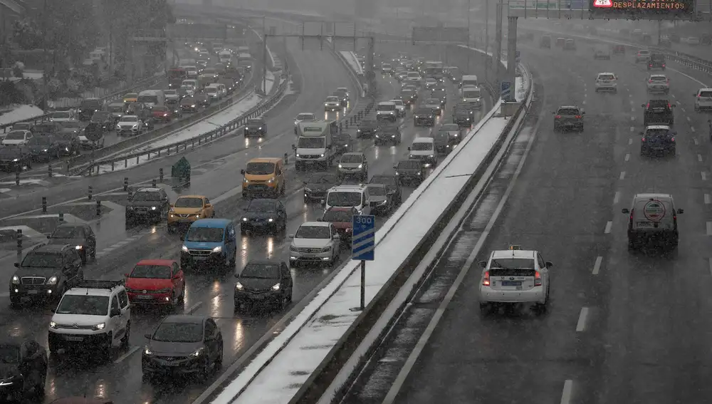 Vista del atasco en la M-30 a la altura del puente de Ventas, el pasado viernes 8