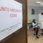 La enfermera del Hospital Morales Meseguer de Murcia Ana Isabel Martínez (d) pone la vacuna contra la covid a una sanitaria del hospital, este viernes