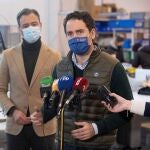 El secretario general del Partido Popular Teodoro García (d) acompañado por el alcalde de Yecla Marcos Ortuño (i), realiza declaraciones ante los medios durante su visita, este viernes, a la empresa de ropa deportiva Gobik en Yecla, Murcia. EFE/Marcial Guillén