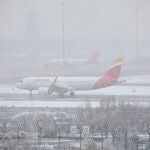 Un avión de la compañía Iberia en el Aeropuerto de Madrid-Barajas Adolfo Suárez