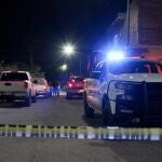 Miembros de la Guardia Nacional acordonan la zona donde fueron atacadas nueve personas hoy en el municipio de Celaya (México)