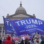 Seguidores del presidente Donald Trump se manifiestan en el Capitolio de la ciudad de Oklahoma