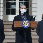 09 January 2021, US, New York: Hakeem Jeffries (C), US Congressman for the New York boroughs of Brooklyn and Queens, speaks at a press conference to call for the impeachment of US President Trump, on the steps of the City Hall. Photo: Bryan Smith/ZUMA Wire/dpa09/01/2021 ONLY FOR USE IN SPAIN