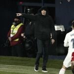 Zidane da instrucciones durante el Osasuna-Real Madrid en El Sadar