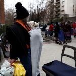 Varias personas esperan a que el Banco de Bebé de la Fundación Marina les prevea de alimentos