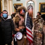 Fotografía de archivo fechada el 6 de enero de 2021 que muestra a seguidores de Donald Trump mientras irrumpen en el Capitolio de los Estados Unidos durante unas protestas, en Washington (Estados Unidos). El experimentado fotoperiodista Jim Lo Scalzo, que ha trabajado en más de 60 países, nunca imaginó captar con su lente lo que él mismo ha llamado el "asedio del Capitolio estadounidense", hecho que le recordó, en menor medida, a los saqueos en Irak tras la caída de Sadam Husein. EFE/ Jim Lo Scalzo ARCHIVO
