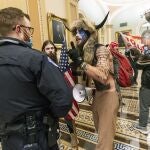El cháman y trumpista, Jake Agneli, de ARizona en el Capitolio