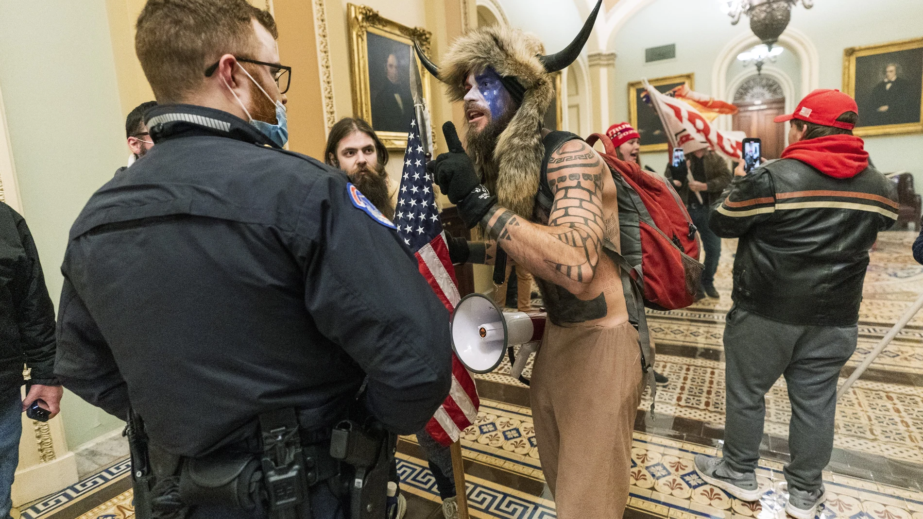 El cháman y trumpista, Jake Agneli, de ARizona en el Capitolio