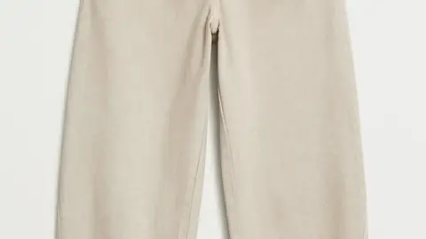 Pantalón de Mango.
