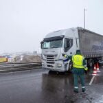 Un Guardia Civil desvía a un camión
