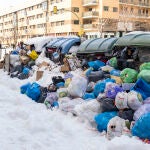 Imagen de acumulación de basuras en los cubos ante la imposibilidad de su recogida.