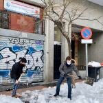 El líder del PP, Pablo Casado retirando la nieve de las puertas de un centro de Salud