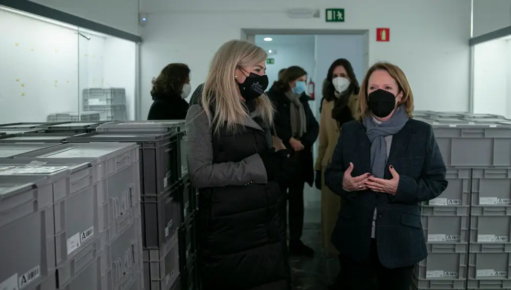 La consejera de Cultura y Patrimonio Histórico, Patricia del Pozo (i), junto a la directora del museo durante la visita el Museo Arqueológico Provincial para supervisar las tareas de traslado de las piezas para la posterior rehabilitación del edificio.