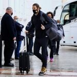 Los jugadores del Real Madrid Sergio Ramos (i), seguido de Marcelo y otros compañeros a su llegada hoy al Hotel Miramar de Málaga