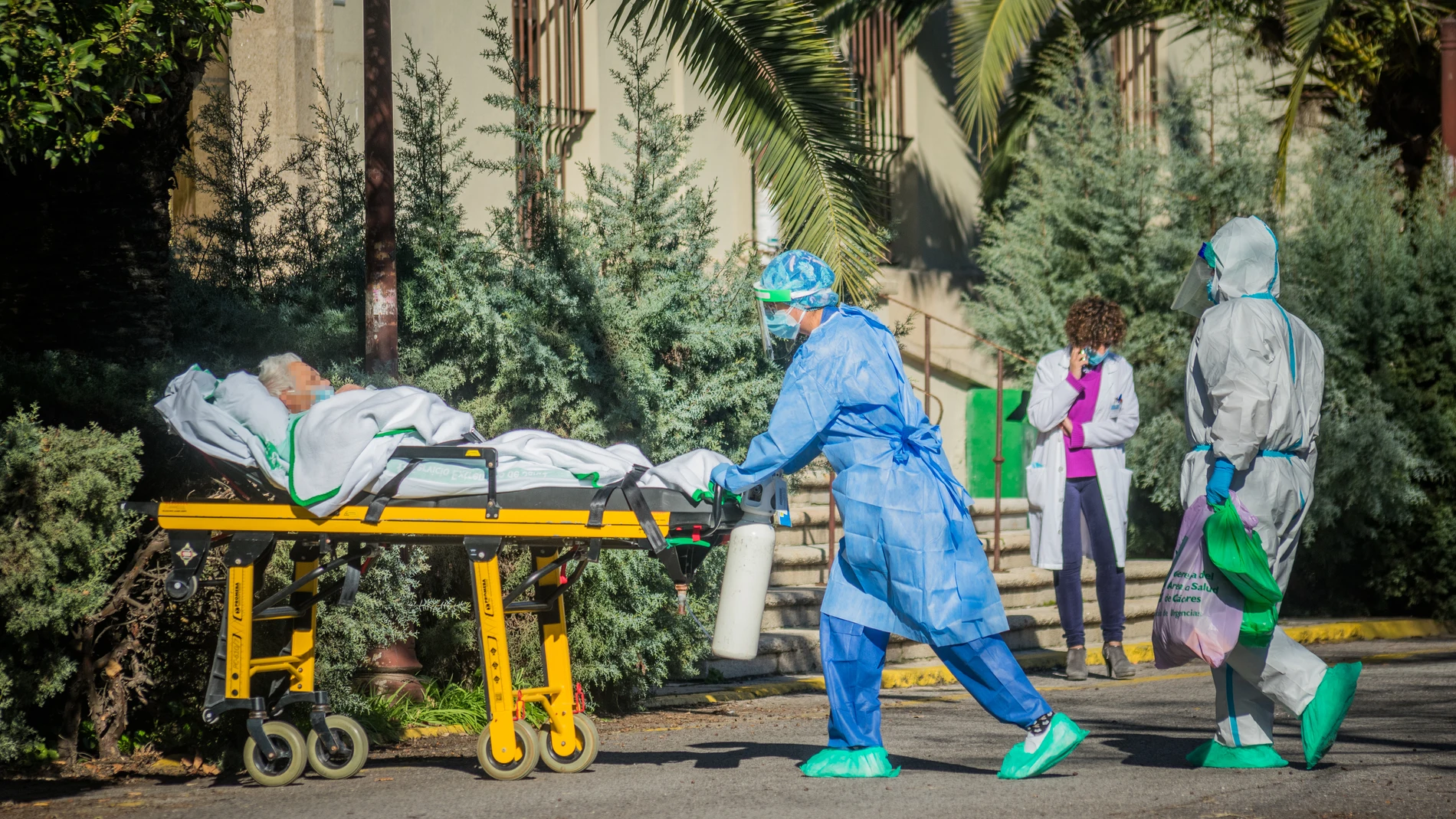 Sanitarios trasladan en camilla a un enfermo de Covid-19 al Hospital Virgen de la Montaña de Cáceres, Extremadura (España)