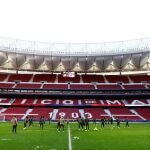 El Atlético se entrenó el lunes en un Wanda Metropolitano con el césped rodeado de nieve.