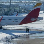Pistas del aeropuerto Madrid-Barajas esperando a su limpieza tras el paso de la borrasca Filomena