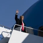 El presidente de EE UU Donald Trump antes de entrar en el Air Force One