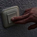 Un hombre toca una llave de la luz en Madrid (España)