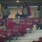 Los Jugadores suplentes del Atlético combaten el frío con bicicletas estáticas durante el encuentro de futbol de La Liga Santander que enfrenta al Atlético de Madrid y al Sevilla en el estadio Wanda Metropolitano