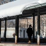 El desprendimiento de carámbanos y bloques de nieve de las cornisas es un peligro para los ciudadanos.