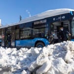 Los autobuses de la EMT comienzan a prestar su servicio, después de la nieve dejada por la borrasca Filomena