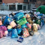Basura acumulada ante la imposibilidad de su recogida por parte del servicio de limpieza, por la nieve acumulada después del paso de la borrasca Filomena