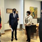 El consejero de Fomento y Medio Ambiente, Juan Carlos Suárez-Quiñones, tras la reunión con la alcaldesa de San Andrés del Rabanedo