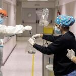 Sanitarios recogen muestras de sangre de un paciente ingresado por coronavirus este miércoles en el Hospital Reina Sofía de Murcia