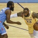James Harden fue incapaz de contener la avalancha ofensiva de LeBron y los Lakers.