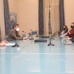 El presidente de la Diputación de Alicante, Carlos Mazón, se ha reunido con representantes del sector de la hostelería y el ocio