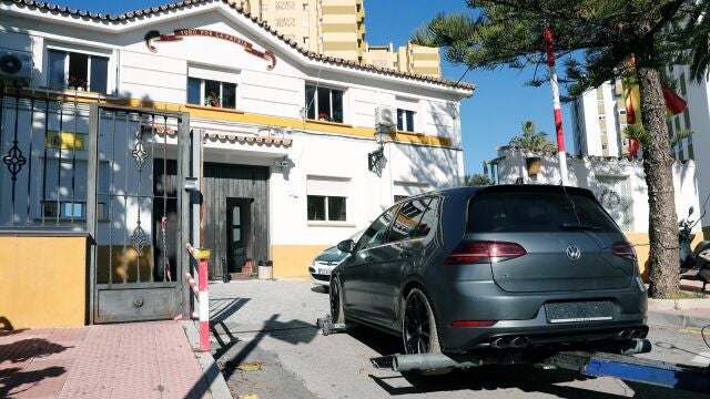 El coche en el que huyó el atacante de dos mujeres a las que hirió de gravedad al arrojarles ácido este martes en Cártama (Málaga)