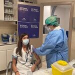 La vacunación de profesionales sanitarios se ha parado en algunas CCAA, como Madrid, ante la falta de dosis.
