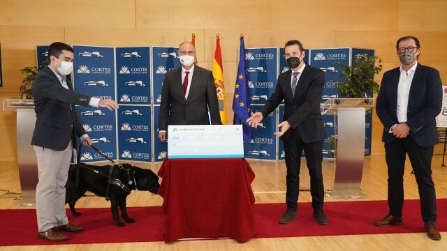 El presidente de las Cortes, Luis Fuentes, participa en el acto de entrega de la donación que la Obra Social de La Caixa realiza a las asociaciones de personas ciegas, en el marco de las acciones solidarias con motivo del World Blindness Summit Madrid 2021. Al acto asisten el delegado territorial de la ONCE en Castilla y León, Ismael Pérez; el presidente de la Asociación Castellano y Leonesa de Usuarios de Perros Guías, Jaime Catena; el presidente de RECyL, Alfredo Toribio; en representación de ASOCIDE CyL, Tamara Busto; y el director territorial de Instituciones en el Noroeste de La Caixa