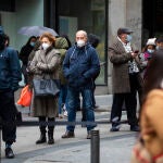 Gente con mascarillas de compras por el centro de Madrid.