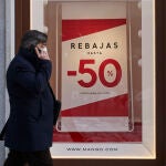 Una persona pasa por delante de un establecimiento