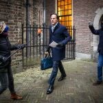 El primer ministro holandés Mark Rutte (C) llega al edificio Binnenhof antes de asistir al consejo de ministros