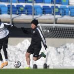 Jugadores del Rayo Vallecano se entrenan en la Ciudad Deportiva tras el temporal de Filomena.