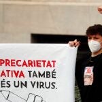 Un estudiante de la Universitat de València durante la concentración convocada por el sindicato estudiantil, FEU-València, en contra de los exámenes presenciales ante la alarmante situación del COVID en Valencia