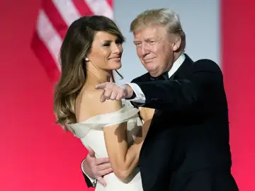 Donald Trump y Melania, en el baile inaugural del 45 mandato. (Estados Unidos) EFE/EPA/MICHAEL REYNOLDS Donald Trump y Melania, en el baile inaugural del 45 mandato. (Estados Unidos) EFE/EPA/MICHAEL REYNOLDS