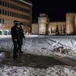 Agentes de la Policía Nacional recorren las calles de la capital abulense durante el primer día con toque de queda a las 20:00 en Ávila