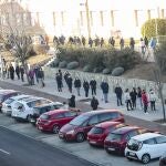 El cribado de test masivos de antígenos de segunda generación llevado a cabo por la Gerencia de Atención Primaria en la Universidad de León a lo largo de este sábado arrojó un 70 positivos en COVID-19 de un total de 6.282 pruebas practicadas. En concreto, 20 de los casos corresponden a miembros de la comunidad universitaria, mientras que los 50 restantes son vecinos de Eras de Renueva y La Palomera.