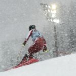 El austriaco Manuel Feller camino hacia su primera victoria de la Copa del Mundo de slalom masculino en Flachau, Austria, el sábado 16 de enero de 2021.. (AP Photo/Gabriele Facciotti)