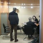 Díaz Ayuso, en la sala de crisis del 112 en Pozuelo, junto a los consejeros Enrique López y Ángel Garrido