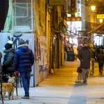 La Junta de Castilla y León ha impuesto las 20:00 horas como nueva hora del toque de queda, a pesar del nuevo horario, algunas de las zonas de bares de la capital burgalesa seguían con gente pasadas las 20:00 horas