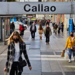 Ciudadanos pasean por la Gran Vía madrileña con mascarillas.