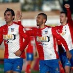 El delantero del Navalcarnero Juan Esnaider, celebra el tercer gol de su equipo ante el Eibar, durante el partido de dieciseisavos de final de la Copa del Rey que se disputa este domingo en el Estadio Municipal Mariano González